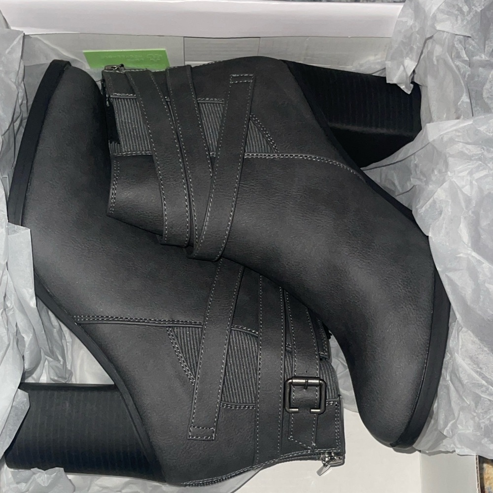 Women’s Grey Boots Size 9 NIB